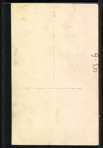 Foto-AK Hochzeitspaar in hübscher Kleidung mit Blumenstrauss