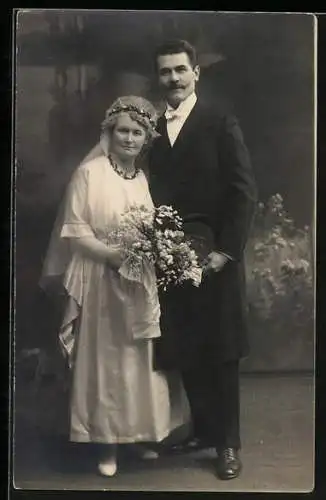 Foto-AK Hochzeitspaar in hübscher Kleidung mit Blumenstrauss