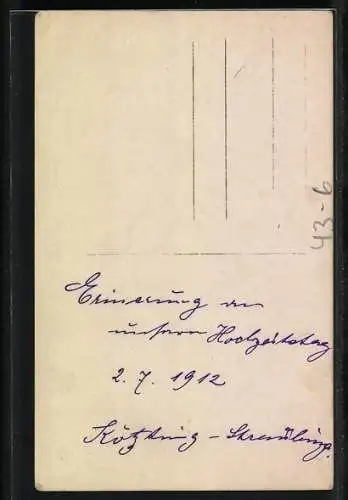 Foto-AK Hochzeitspaar in hübscher Kleidung mit Blumenstrauss