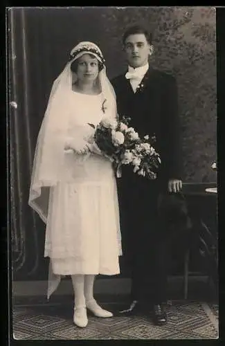 Foto-AK Hochzeitspaar in hübscher Kleidung mit Blumenstrauss