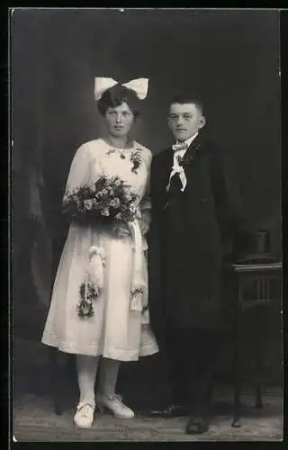 Foto-AK Paar in Hochzeitskleidung mit Blumenstrauss