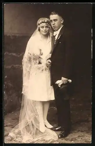 Foto-AK Paar in Hochzeitskleidung mit Handschuhen