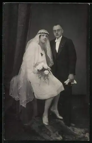 Foto-AK Paar in Hochzeitskleidung mit Blumenstrauss