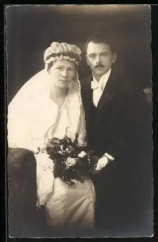 Foto-AK Junges Paar mit Blumenstrauss bei seiner Hochzeit