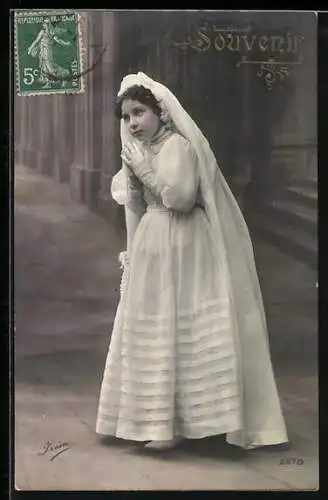 AK Junge Frau im Hochzeitskleid mit Schleier