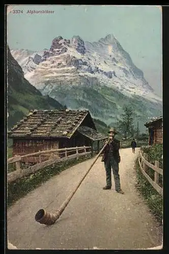 AK Mann mit Alpenhorn auf einer Landstrasse