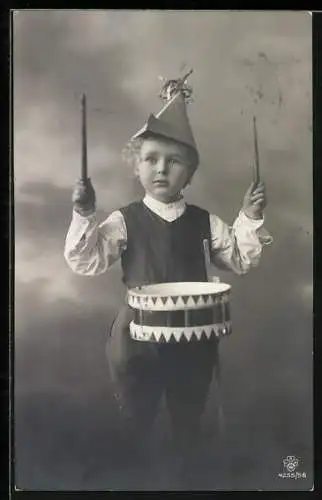 AK Kleines Kind in adretter Kleidung mit Trommel um Bauch, Kinder Kriegspropaganda