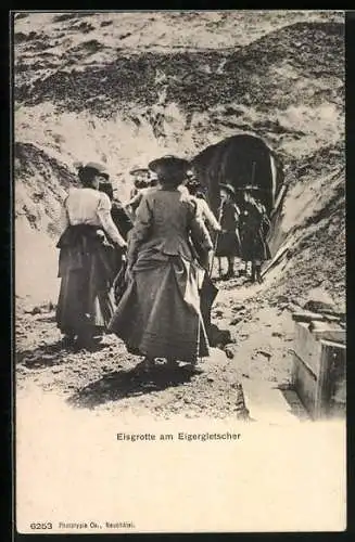 AK Bergsteiger an einer Eisgrotte am Eigergletscher
