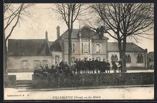 AK Villeblevin /Yonne, La Mairie avec un groupe d`enfants devant