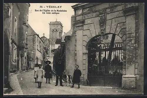 AK Vézelay, Rue de l`Église de la Madeleine, Un Coin antique