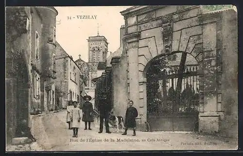 AK Vézelay, Rue de l`Église de la Madeleine, un Coin Antique