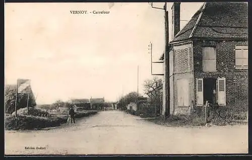 AK Vernoy, Carrefour avec bâtiments en briques et route de campagne