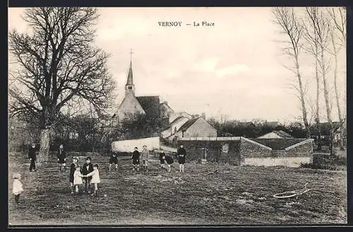AK Vernoy, La Place avec des enfants jouant devant l`église et les maisons environnantes