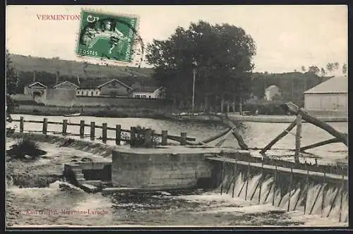 AK Vermenton, Vue sur le barrage et les bâtiments en bord de rivière