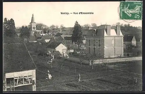 AK Venizy, Vue d`ensemble du village avec l`église et les bâtiments environnants
