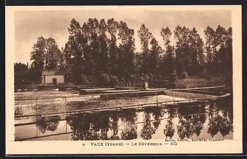 AK Vaux /Yonne, Le Déversoir dans un paysage arboré