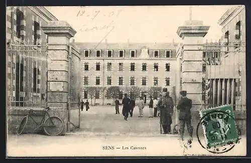 AK Sens, Les Casernes avec soldats et bicyclettes à l`entrée
