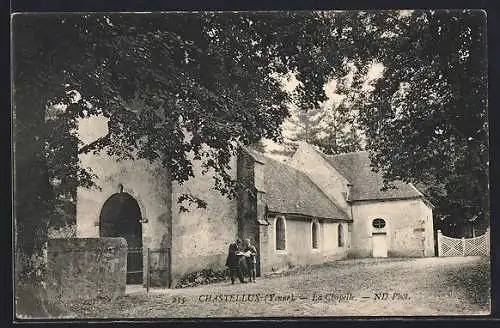 AK Chastellux /Yonne, La Chapelle entourée d`arbres majestueux