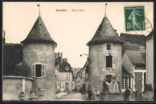 AK Chablis, Porte Noël et rue animée avec habitants