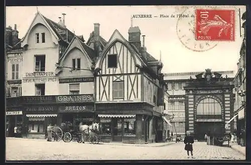 AK Auxerre, Place de l`Hôtel de Ville avec bâtiments à colombages et charrette tirée par un cheval