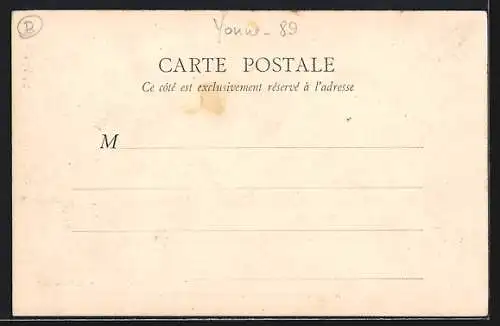 AK Saint-Florentin, La Place des Fontaines avec ses commerces et la fontaine centrale