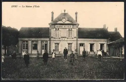 AK Evry, La Maison d`École avec des enfants devant le bâtiment