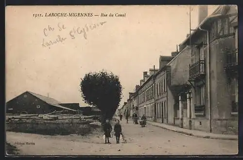 AK Laroche-Migennes, Rue du Canal avec maisons et passants