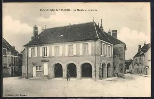 AK Coulanges-la-Vineuse, Le Marché et la Mairie