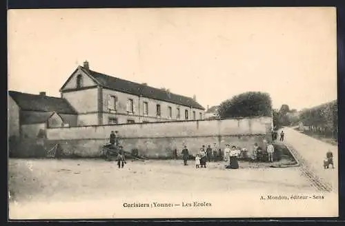 AK Cerisiers /Yonne, Les Écoles et enfants jouant devant le bâtiment scolaire