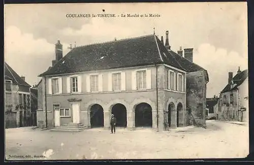 AK Coulanges-la-Vineuse, Le Marché et la Mairie