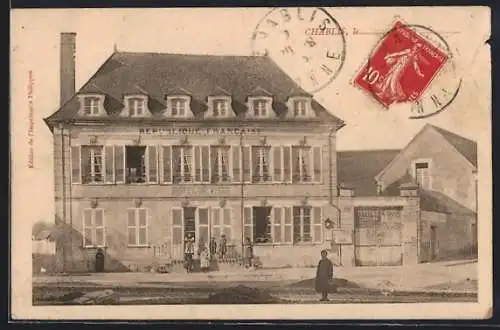 AK Chablis, Hôtel de Ville avec passants devant le bâtiment