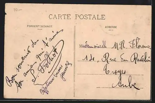 AK Chablis, Hôtel de Ville avec passants devant le bâtiment