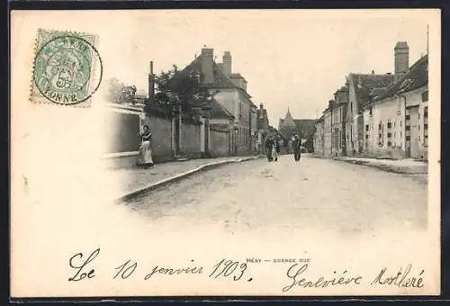 AK Héry, Grande Rue animée avec passants et maisons anciennes