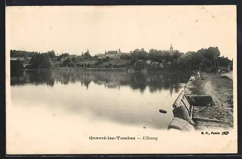 AK Quarré-les-Tombes, L`Étang et vue du village en arrière-plan