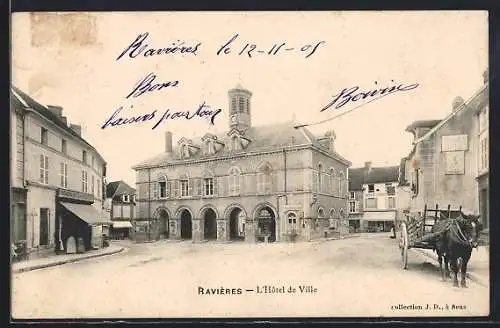 AK Ravières, L`Hôtel de Ville avec une charrette à cheval sur la place
