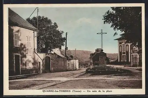 AK Quarré-les-Tombes /Yonne, Un coin de la place avec croix et bâtiments anciens