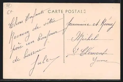 AK Quarré-les-Tombes /Yonne, Un coin de la place avec croix et bâtiments anciens