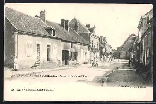 AK Lavau /Saint-Fargeau, La Grand Rue animée avec passants et maisons