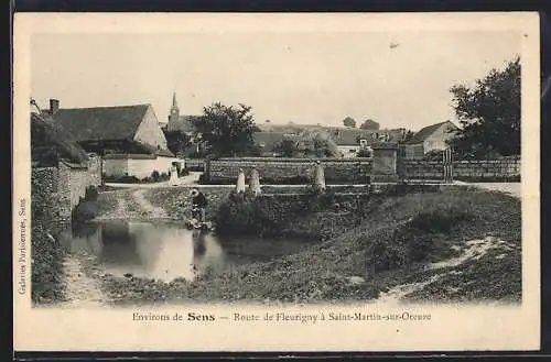 AK Sens, Route de Fleurigny à Saint-Martin-sur-Oreuse avec paysage rural et village en arrière-plan