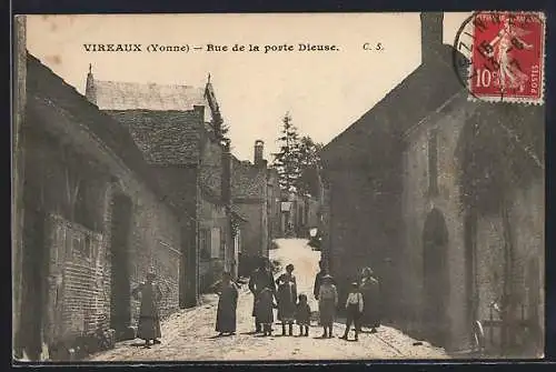 AK Vireaux /Yonne, Rue de la porte Dieuse avec habitants en scène quotidienne