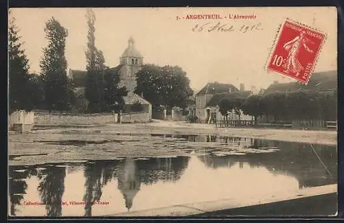 AK Argenteuil, L`Abreuvoir et vue sur l`église et les bâtiments environnants