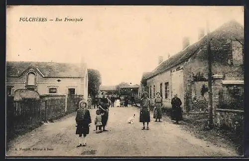 AK Fouchères, Rue Principale avec habitants et maisons anciennes
