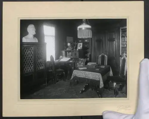 Fotografie Louis Held, Weimar, Ansicht Weimar, Nietzsche Wohnzimmer mit Büste und Interieur, Fotografie mit Fotostempel