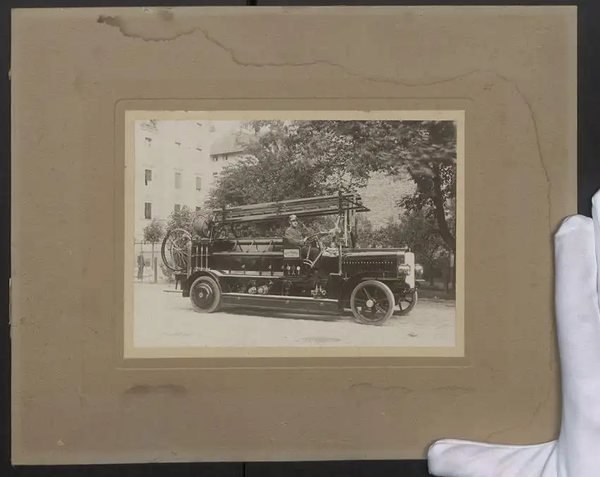 Fotografie Alphons Schneider, Berlin-Tempelhof, Ansicht Berlin-Tempelhof, Wagen der Feuerwehr in der Bürgermeisterstrasse 0
