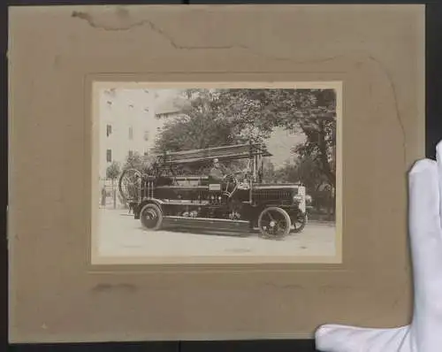Fotografie Alphons Schneider, Berlin-Tempelhof, Ansicht Berlin-Tempelhof, Wagen der Feuerwehr in der Bürgermeisterstrasse