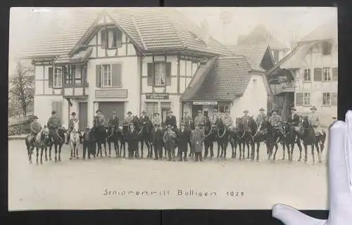 Fotografie unbekannter Fotograf, Ansicht Bolligen, Treffen des Seniorenritt 1928, Haus Landw. Genossenschaft Bollingen