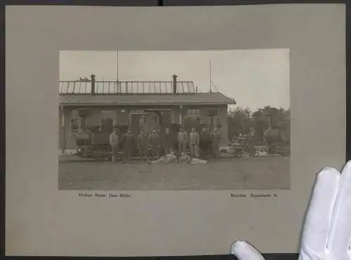 2 Fotografien Hans Möller, München, Soldaten Eisenbahntrupp mit Kleinbahn / Schmalspurbahn und Draisine, Gleisbau