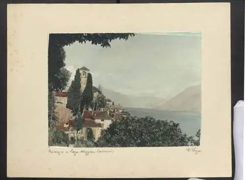 Fotografie W. Seegn, Ansicht Brissago, Blick auf den Ort am Lago Maggiore, Handkoloriert
