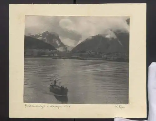 Fotografie W. Seeger, Ansicht Andalsnes, Blick auf den Ort im Fjord, 1928