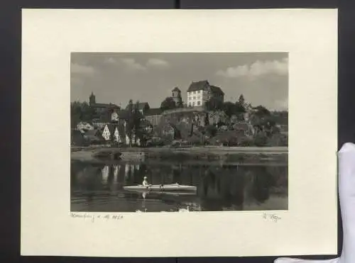 Fotografie unbekannter Fotograf, Ansicht Homburg a. M., Sportruderer im Ruderboot vor der Stadt, Blikc zur Burg, 1929